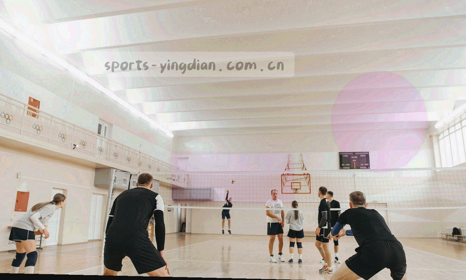 赛场边广告板与看台一角，斜线一直延伸到场地边缘